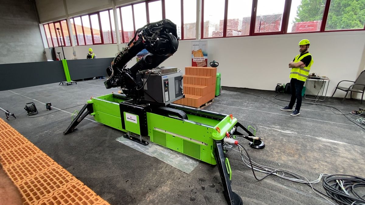 Český zdicí robot zamíří od září na stavby. Partu zedníků hravě překoná